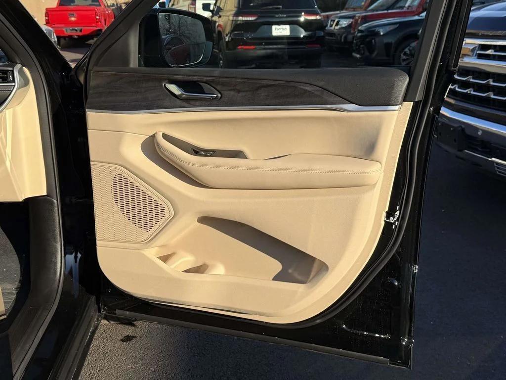 new 2025 Jeep Grand Cherokee L car, priced at $43,820