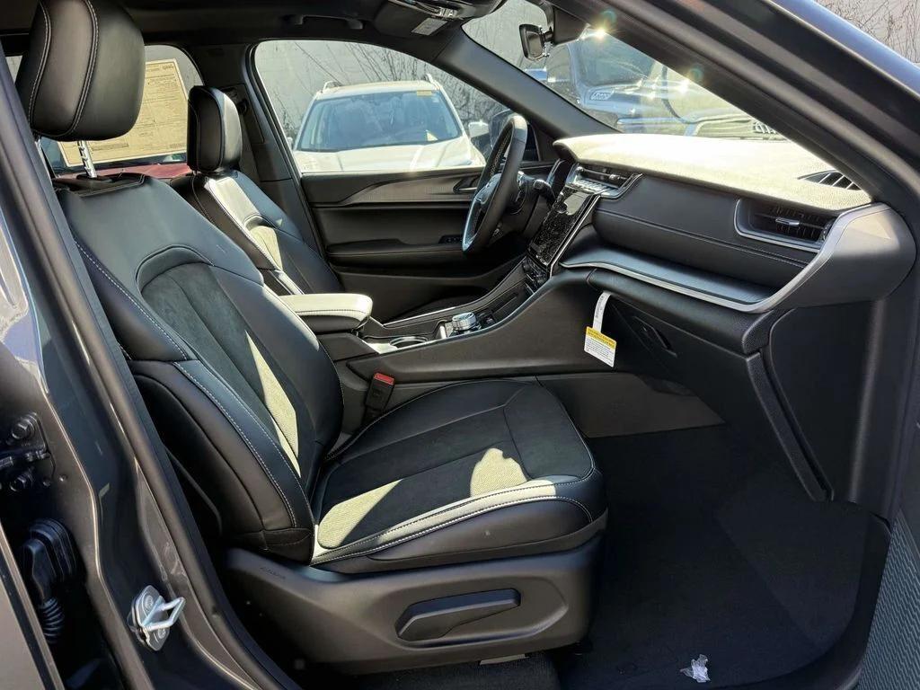 new 2025 Jeep Grand Cherokee car, priced at $37,205