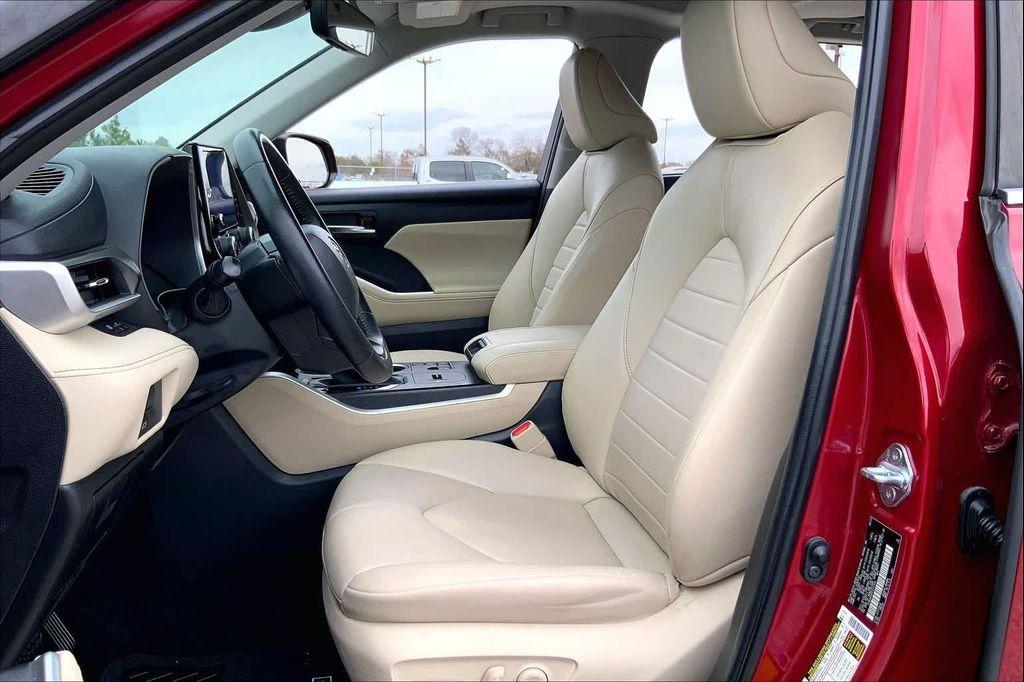 used 2023 Toyota Highlander Hybrid car, priced at $36,499