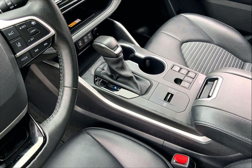 used 2024 Toyota Highlander car, priced at $41,994