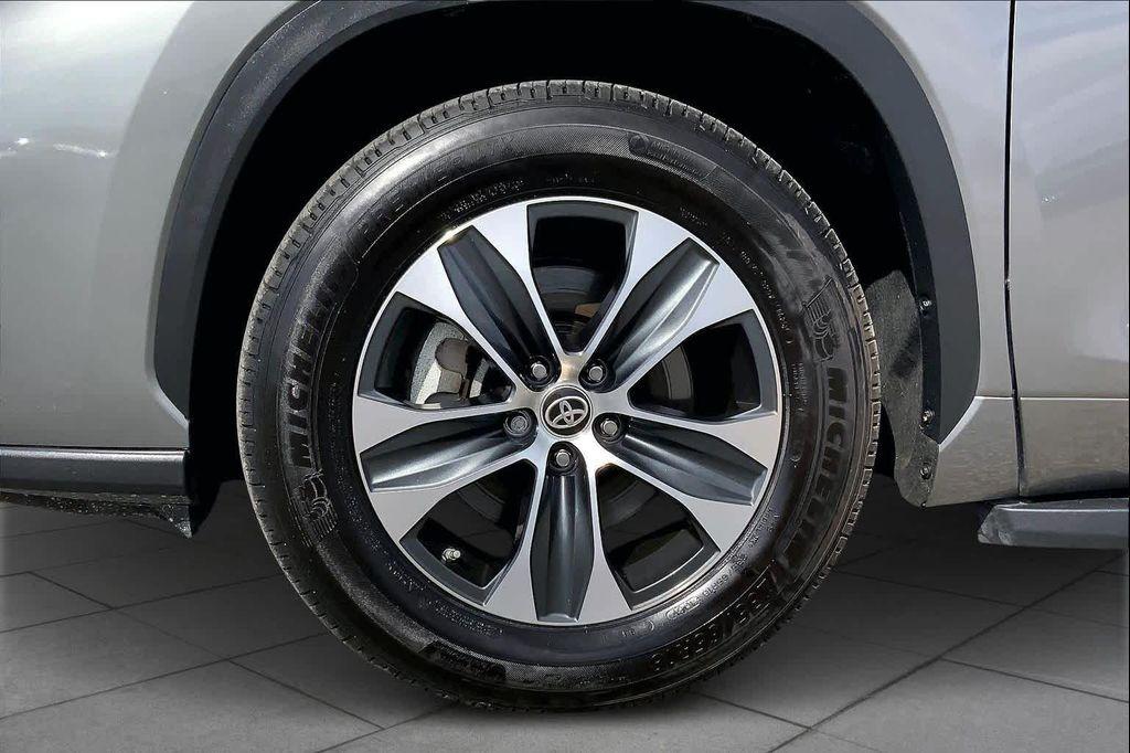 used 2025 Toyota Highlander car, priced at $44,500