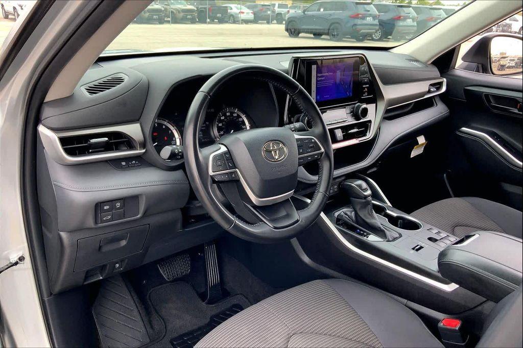 used 2024 Toyota Highlander car, priced at $29,994
