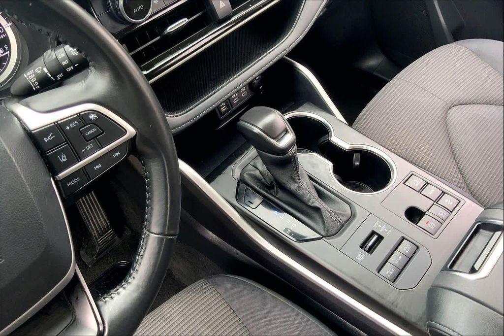 used 2024 Toyota Highlander car, priced at $31,900