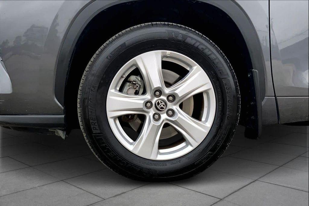 used 2024 Toyota Highlander car, priced at $31,900
