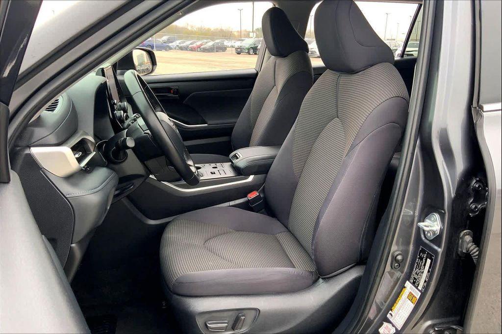 used 2024 Toyota Highlander car, priced at $31,900