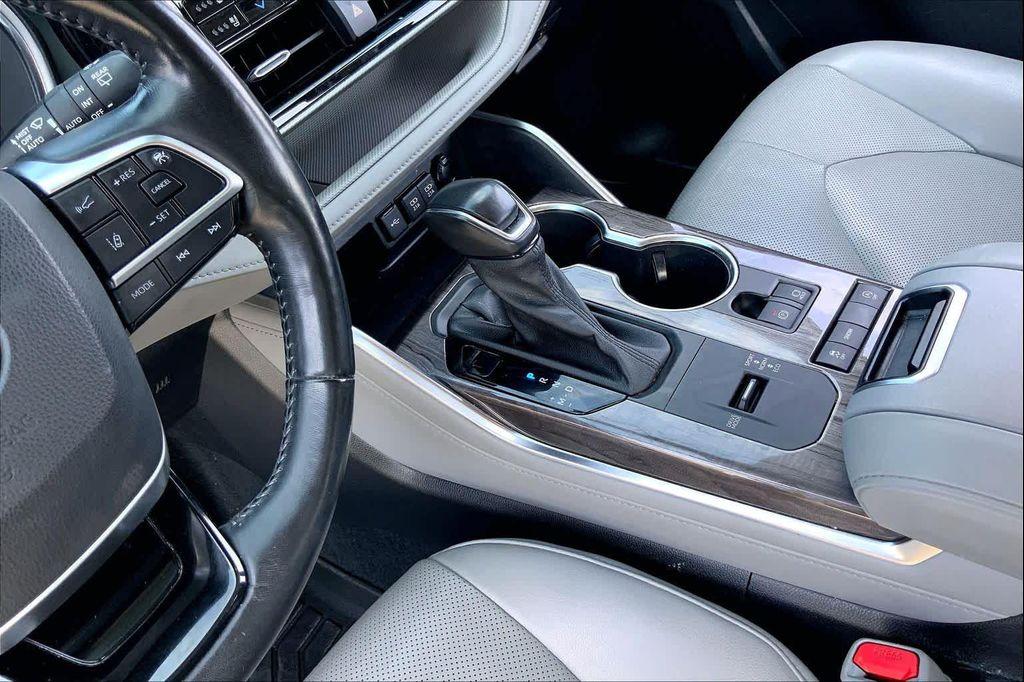 used 2021 Toyota Highlander car, priced at $35,377