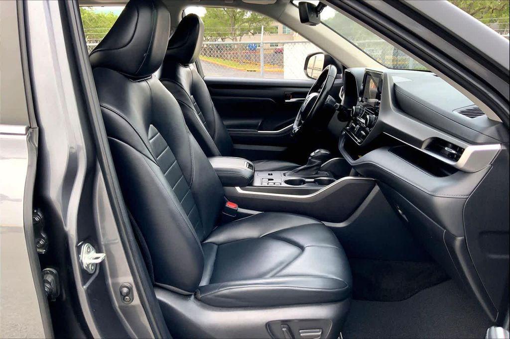 used 2023 Toyota Highlander car, priced at $32,998