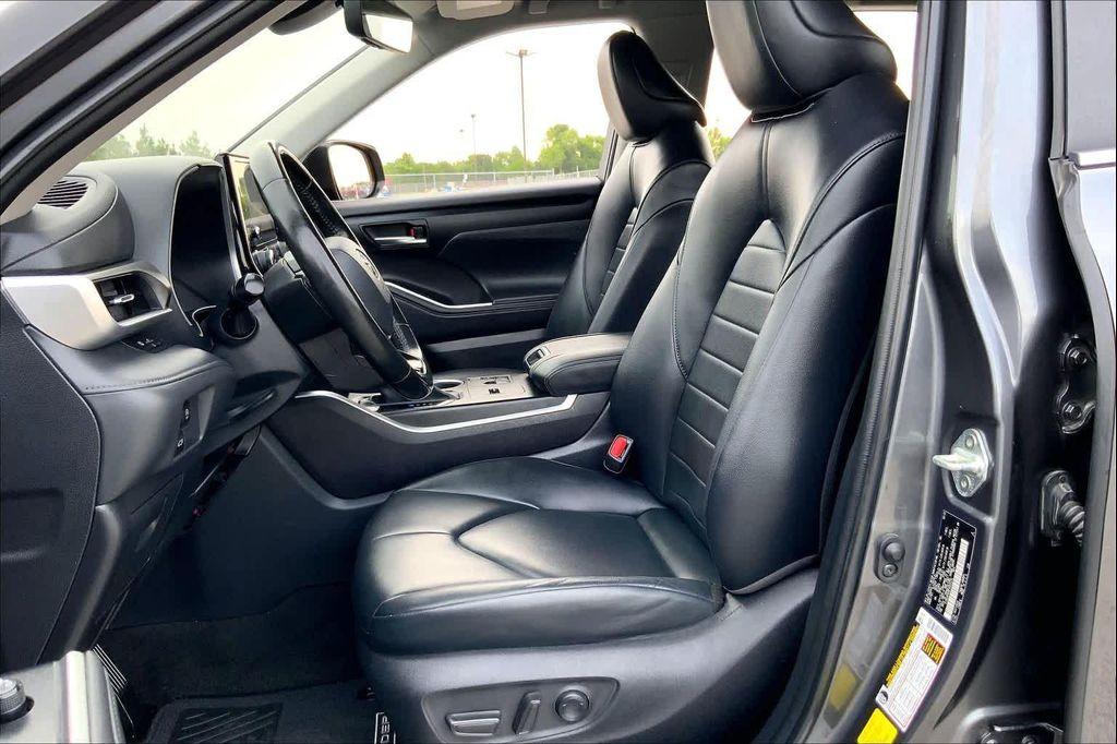 used 2023 Toyota Highlander car, priced at $32,998
