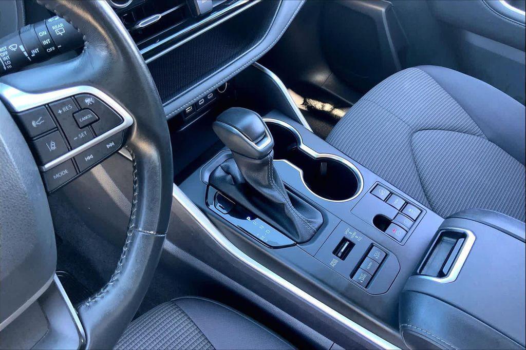 used 2024 Toyota Highlander car, priced at $31,900