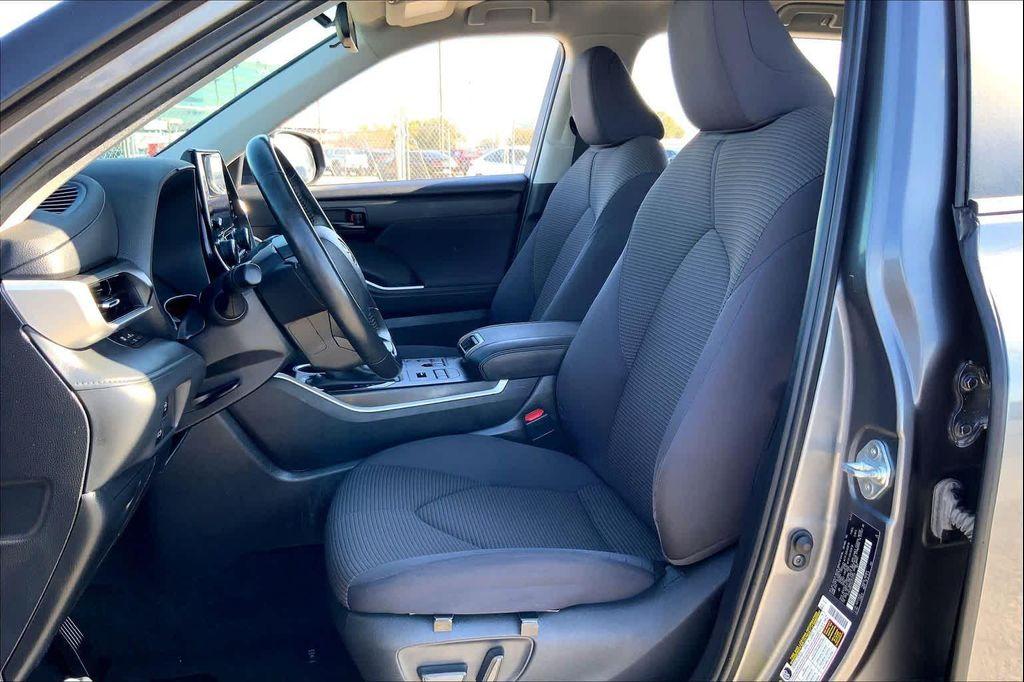 used 2024 Toyota Highlander car, priced at $28,994