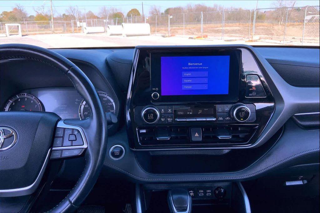 used 2024 Toyota Highlander car, priced at $28,994