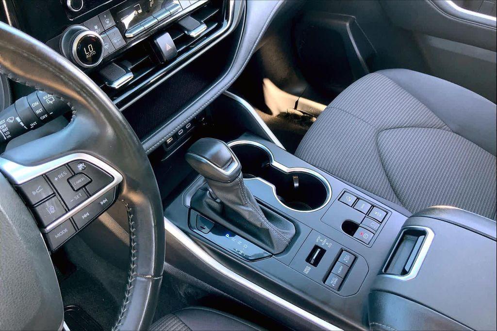 used 2024 Toyota Highlander car, priced at $28,994