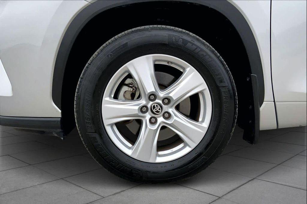 used 2024 Toyota Highlander car, priced at $29,866