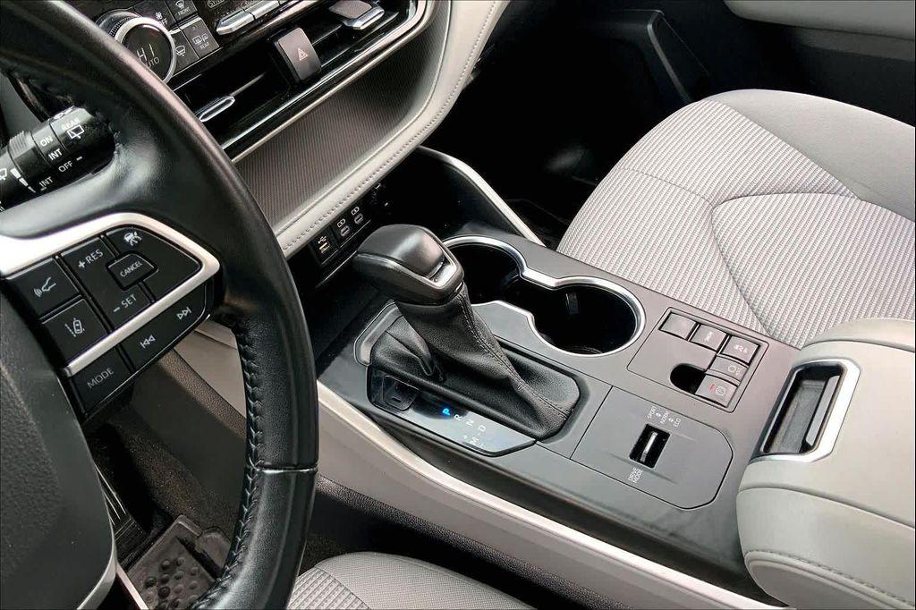 used 2023 Toyota Highlander car, priced at $29,996