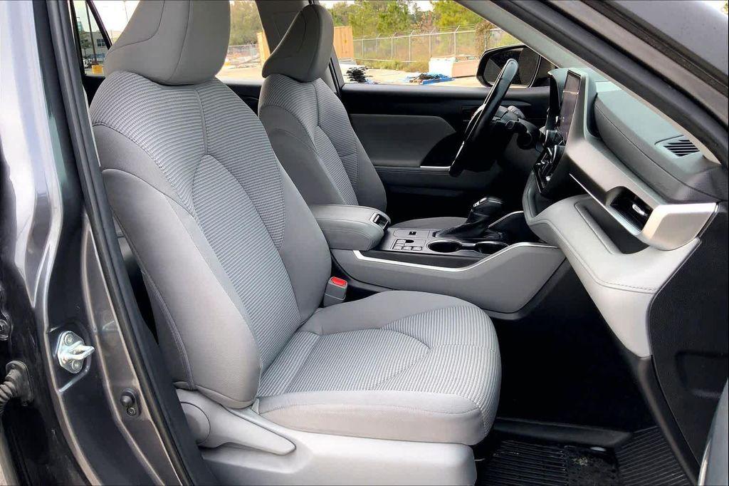 used 2023 Toyota Highlander car, priced at $29,996