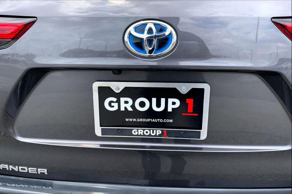 used 2021 Toyota Highlander Hybrid car, priced at $32,495