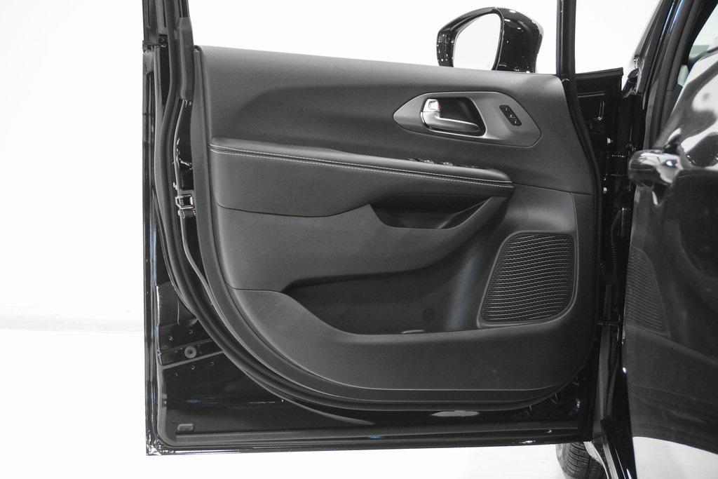 new 2026 Chrysler Pacifica car, priced at $48,185