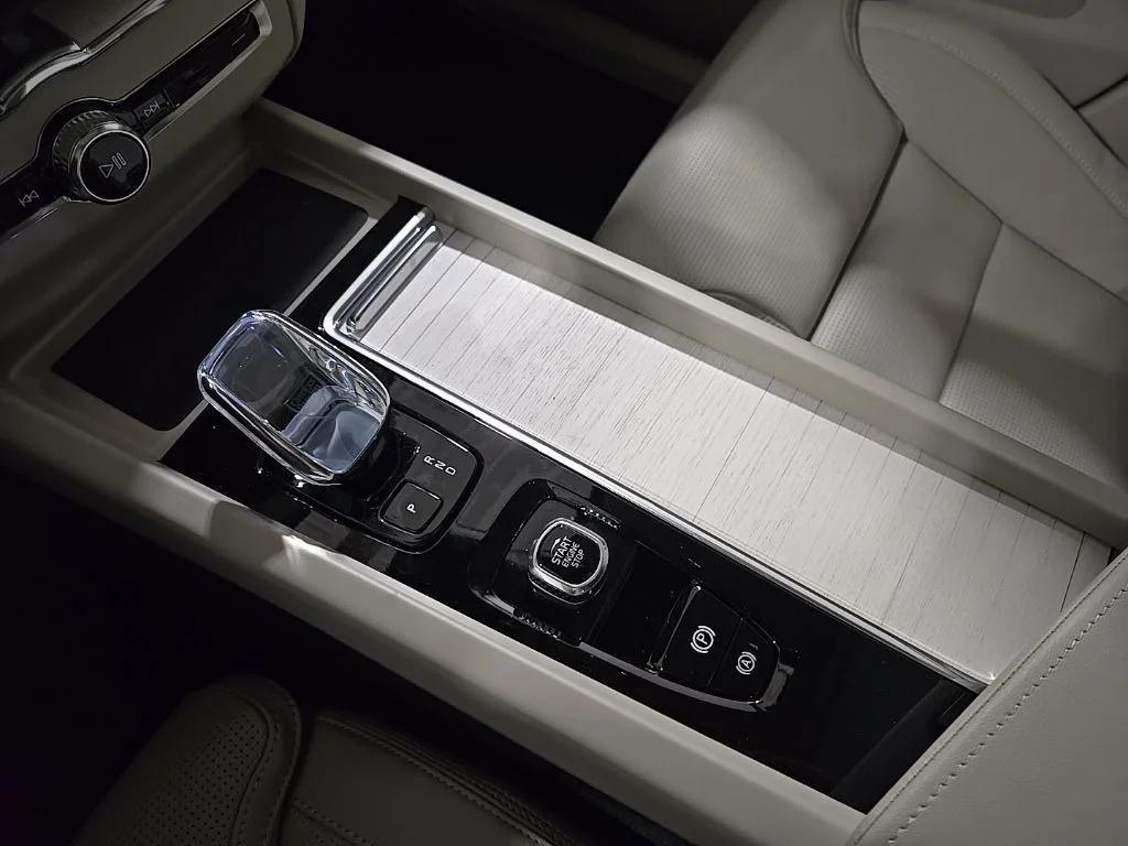 new 2026 Volvo XC60 Plug-In Hybrid car, priced at $75,224