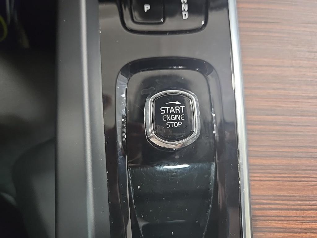2024 Onyx Black Metallic Volvo XC60 Recharge Plug-In Hybrid