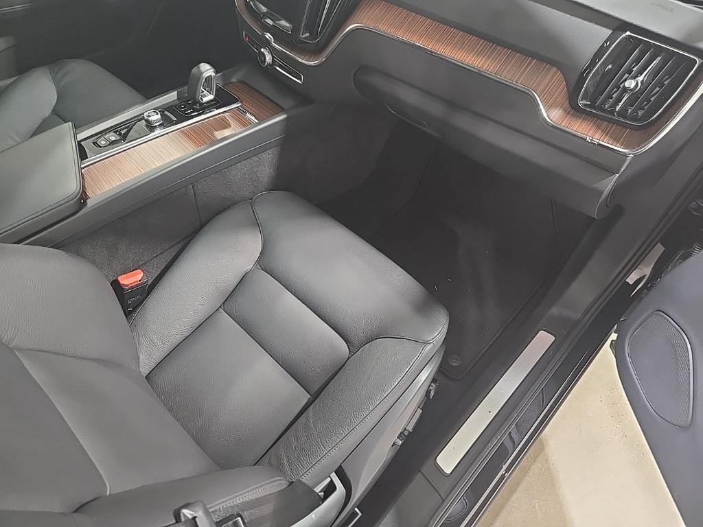 2024 Onyx Black Metallic Volvo XC60 Recharge Plug-In Hybrid