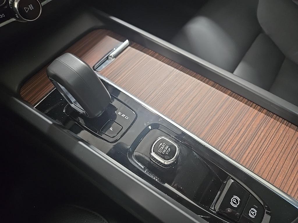 2024 Onyx Black Metallic Volvo XC60 Recharge Plug-In Hybrid