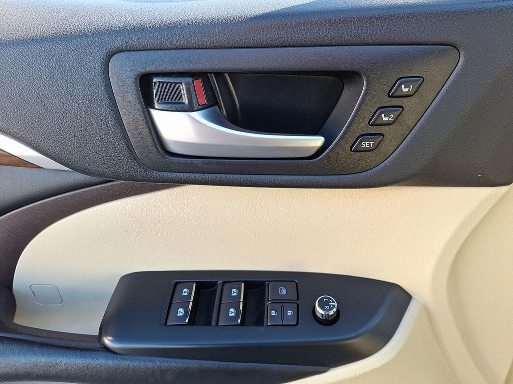 used 2018 Toyota Highlander Hybrid car, priced at $25,600