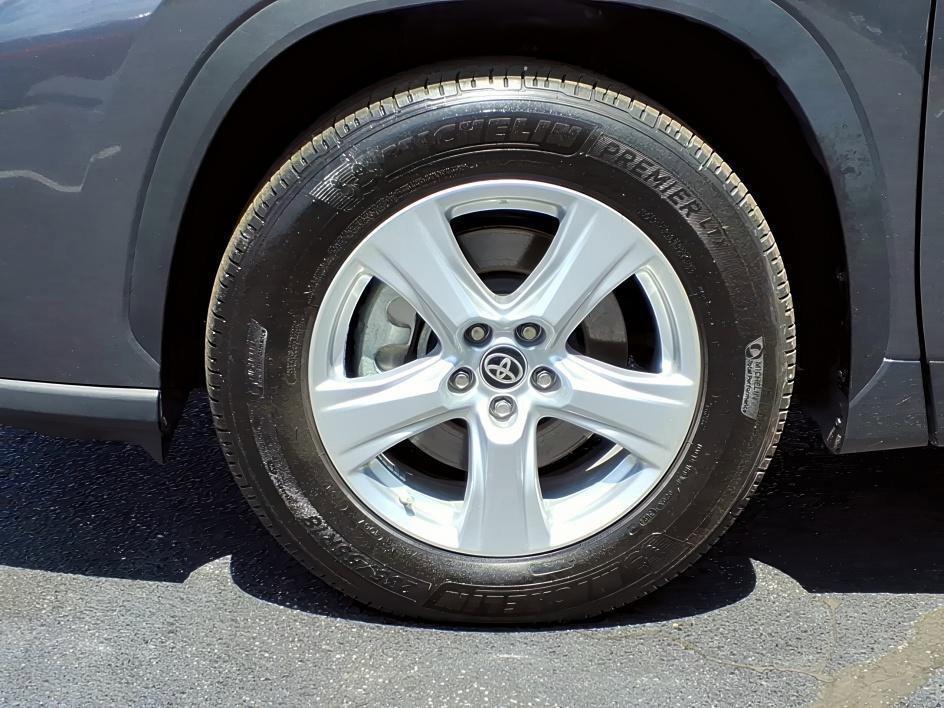 used 2025 Toyota Highlander car, priced at $36,197