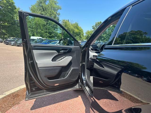 used 2022 Toyota Highlander car, priced at $37,743