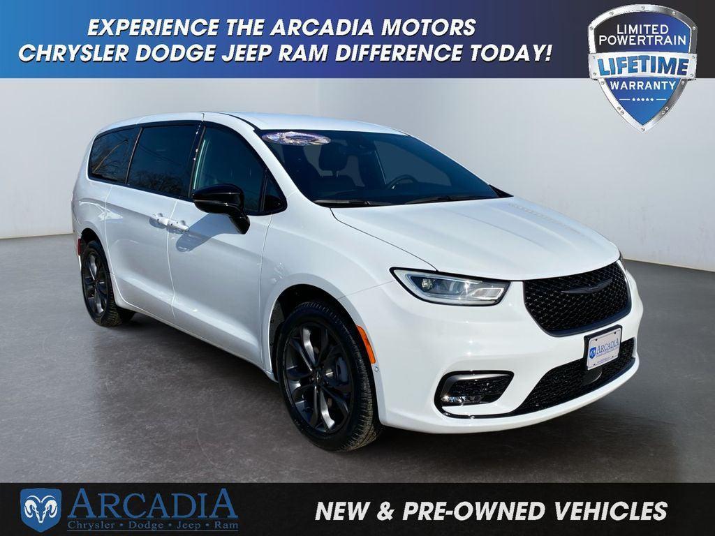 new 2026 Chrysler Pacifica car, priced at $46,285