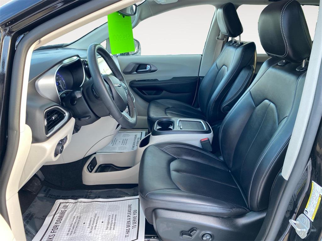 used 2024 Chrysler Pacifica car, priced at $29,200