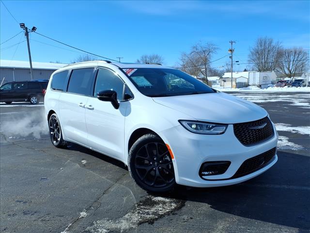used 2025 Chrysler Pacifica car, priced at $42,999