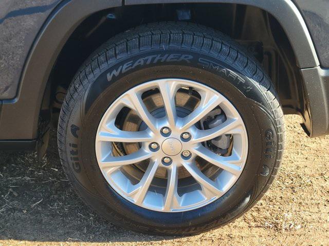 used 2020 Jeep Cherokee car, priced at $19,164