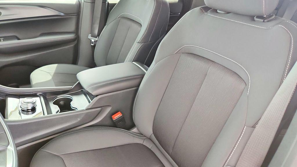 new 2026 Jeep Grand Cherokee car, priced at $32,006