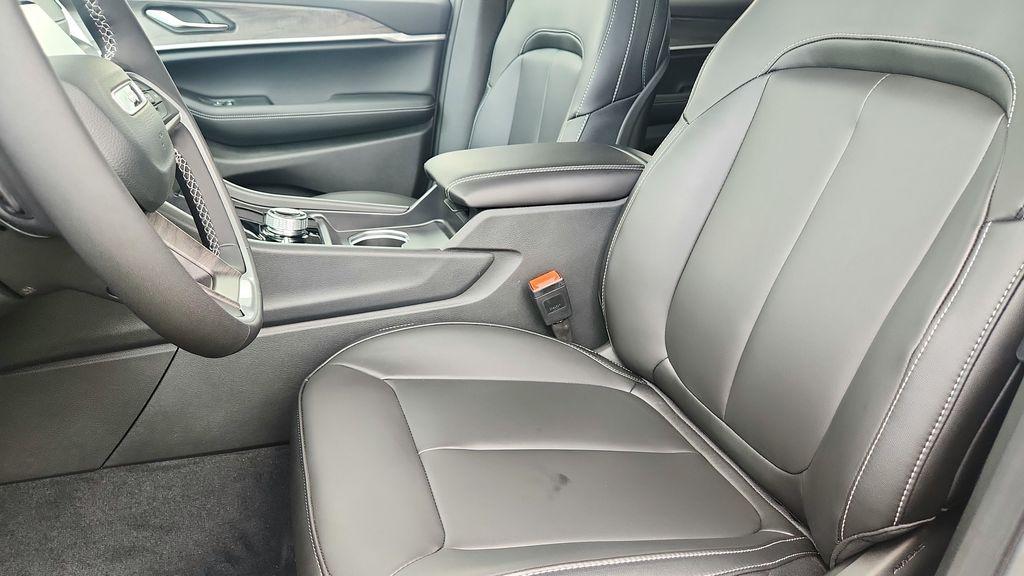 new 2026 Jeep Grand Cherokee car, priced at $42,877