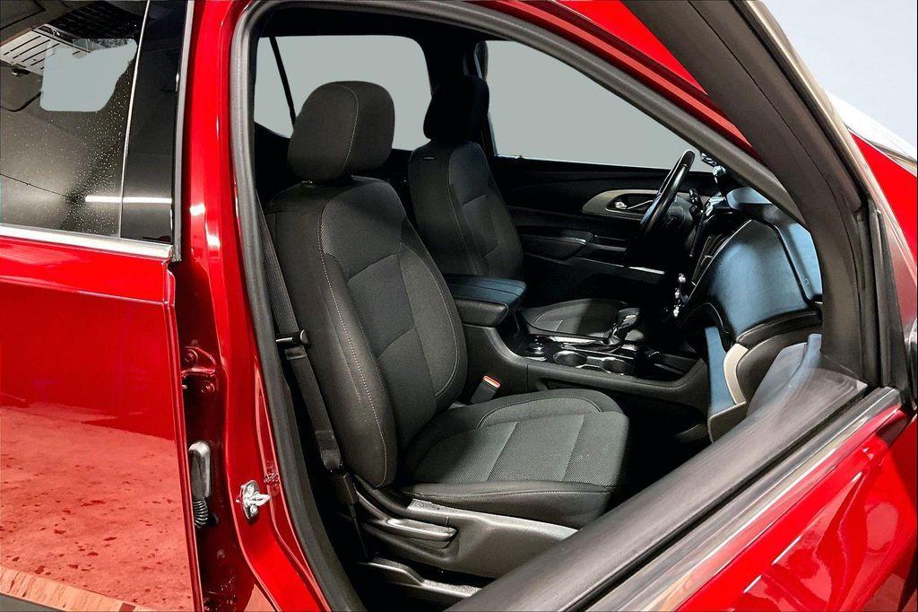 used 2023 Chevrolet Traverse car, priced at $28,995