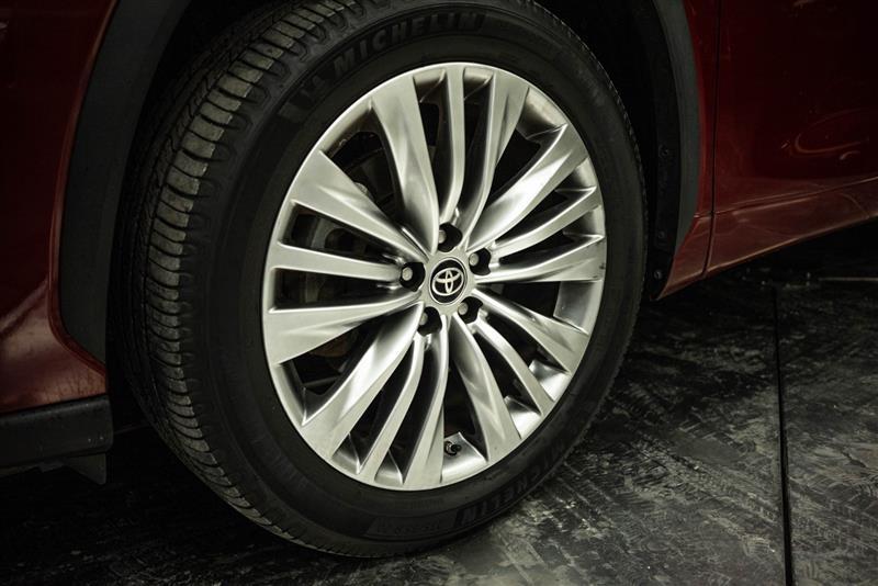 used 2022 Toyota Highlander car, priced at $27,593