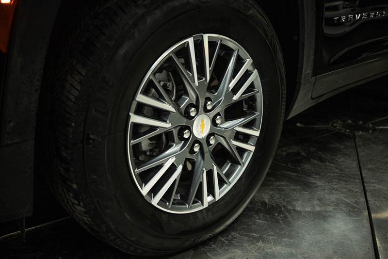used 2025 Chevrolet Traverse car, priced at $35,193