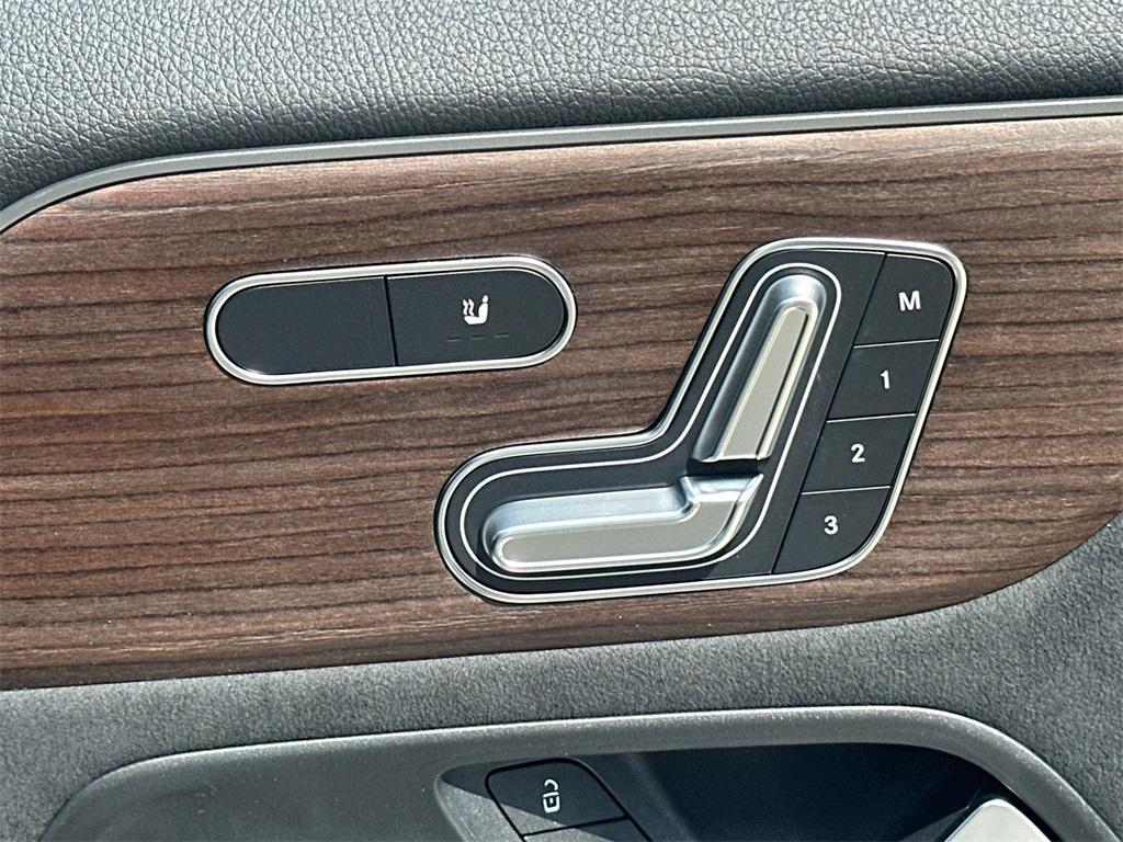 new 2025 Mercedes-Benz GLA 250 car, priced at $57,090