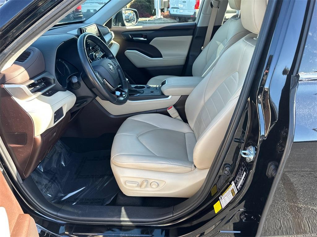 used 2021 Toyota Highlander Hybrid car, priced at $32,560