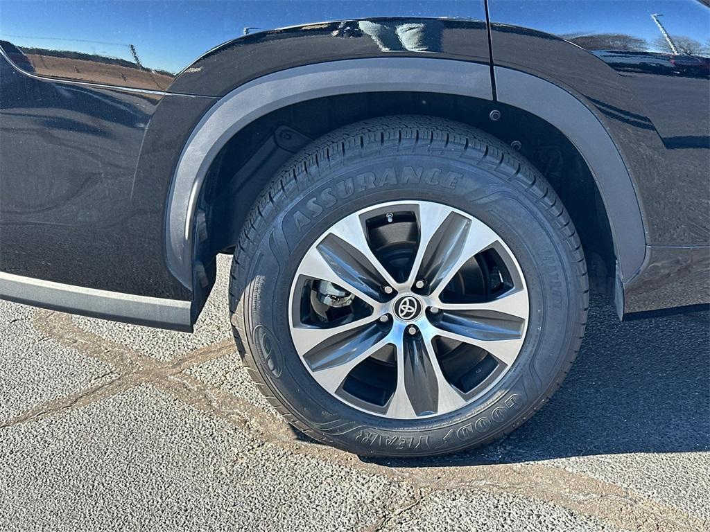 used 2021 Toyota Highlander Hybrid car, priced at $32,560