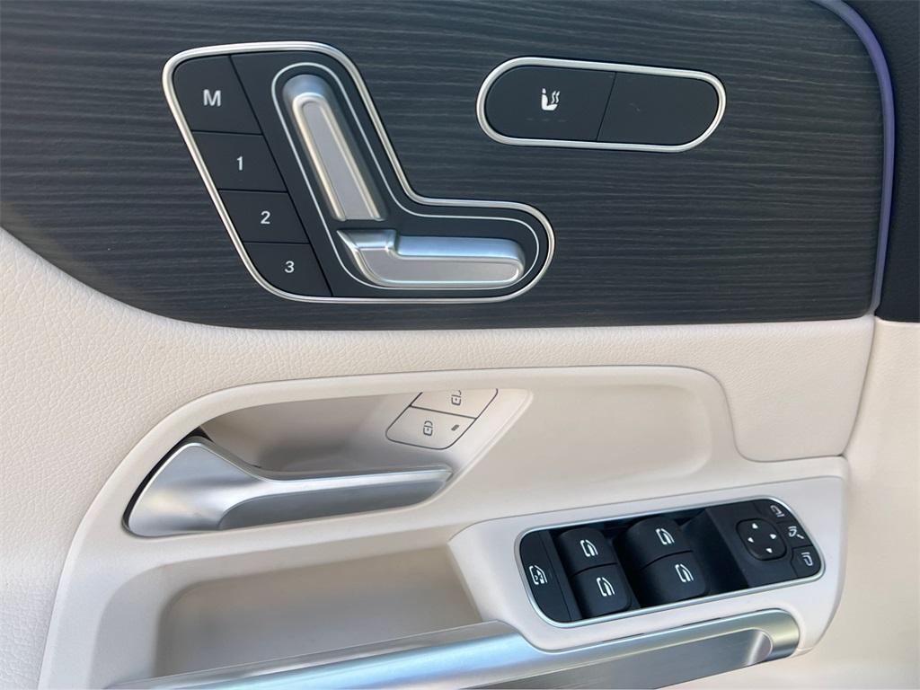 new 2025 Mercedes-Benz GLB 250 car, priced at $53,465