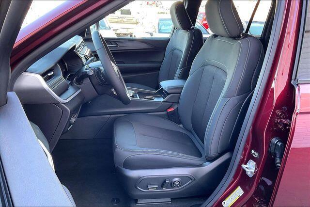 new 2026 Jeep Grand Cherokee car, priced at $43,405