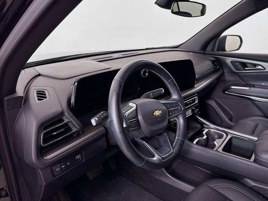 used 2025 Chevrolet Traverse car, priced at $35,390