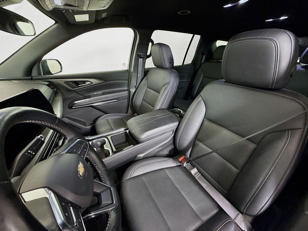 used 2025 Chevrolet Traverse car, priced at $35,390