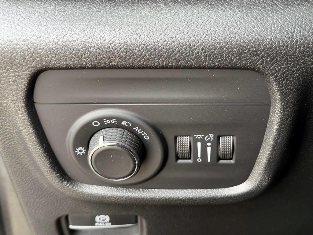 used 2025 Jeep Grand Cherokee car, priced at $33,690