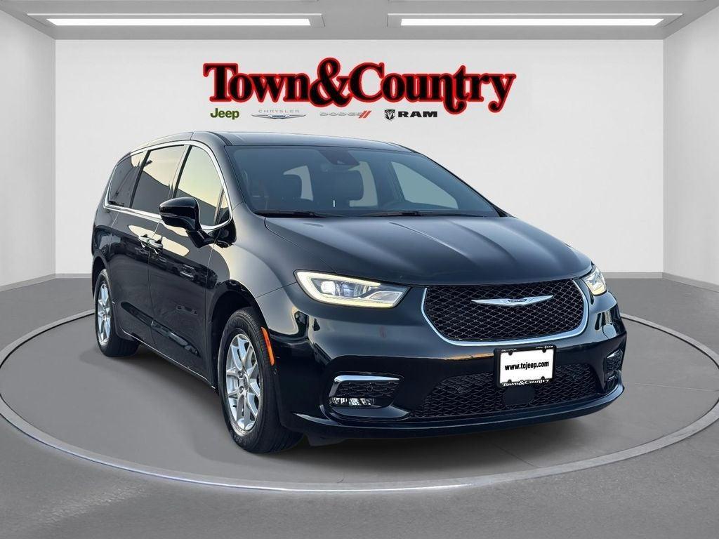 used 2025 Chrysler Pacifica car, priced at $35,020