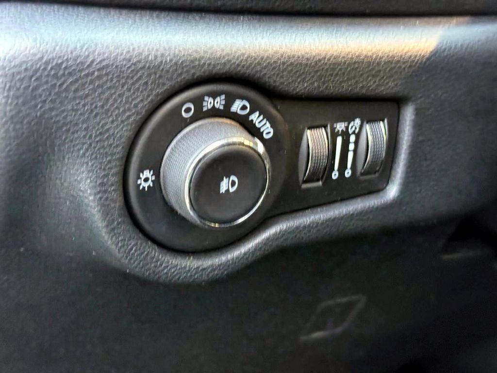 used 2025 Chrysler Pacifica car, priced at $35,020