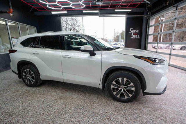 used 2022 Toyota Highlander car, priced at $32,700