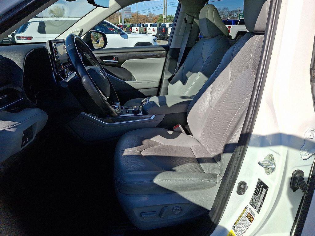 used 2020 Toyota Highlander car, priced at $28,300