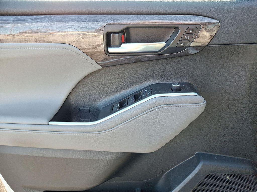 used 2020 Toyota Highlander car, priced at $28,300